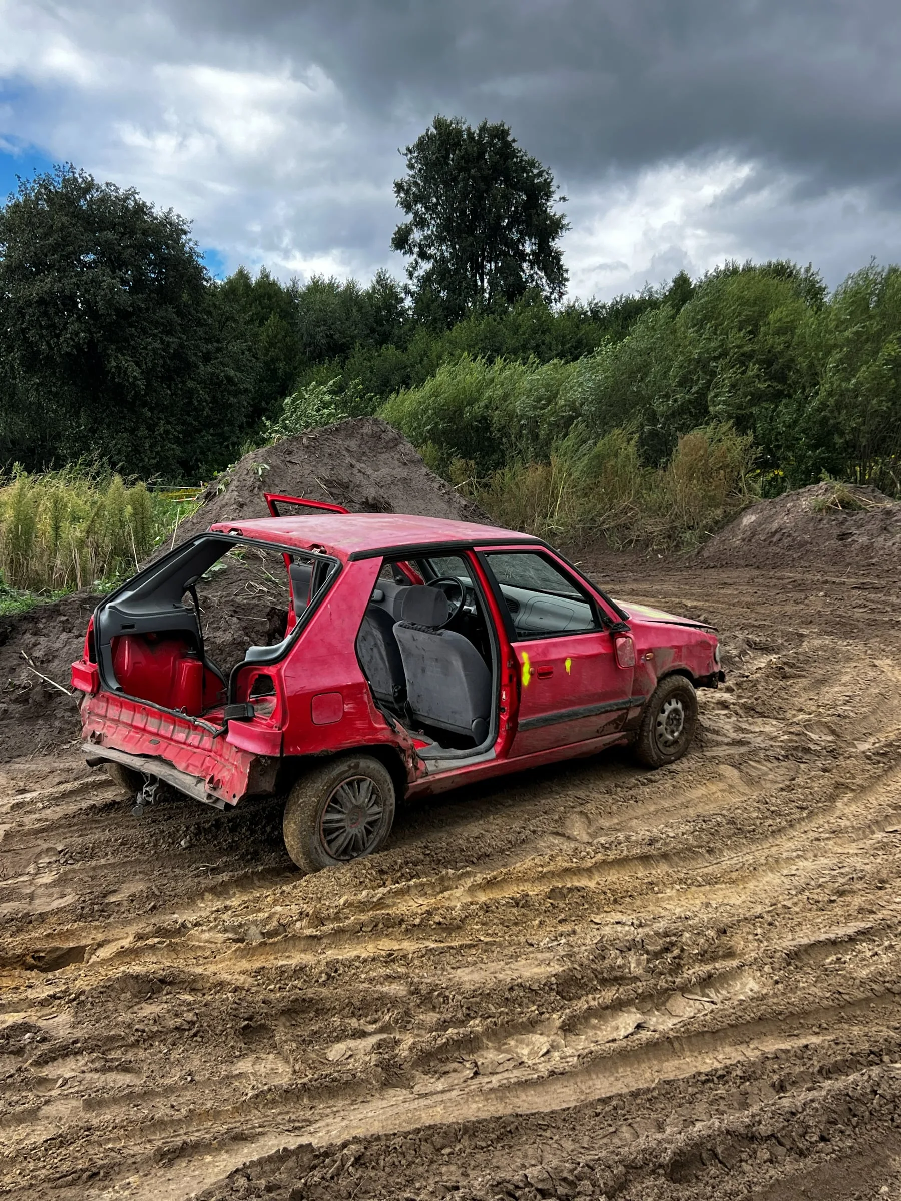 Екстремальний тімбілдинг під Варшавою: Wrak Race для IT-компанії — подія від Harbor of Events